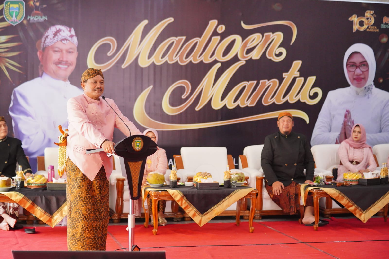 Foto utama berita: Pimpin Prosesi Temu Manten Nikah Massal, Wali Kota Pesan Pengantin Jaga Harmonisasi Rumah Tangga