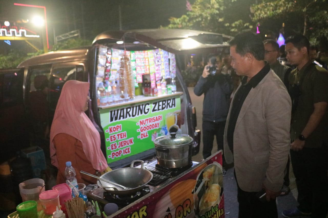 Foto 3 dari 16: Tak Hanya Beri Hiburan, Wali Kota Juga Salurkan Bantuan dan Borong Jajan untuk Dibagikan Saat Pagelaran Wayang