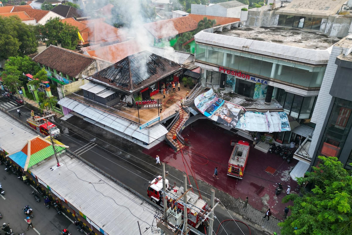 Foto 1 dari 8: Famous Cafe dan Karaoke Terbakar, Api Berhasil Dipadamkan Kurang dari 1,5 Jam Kemudian