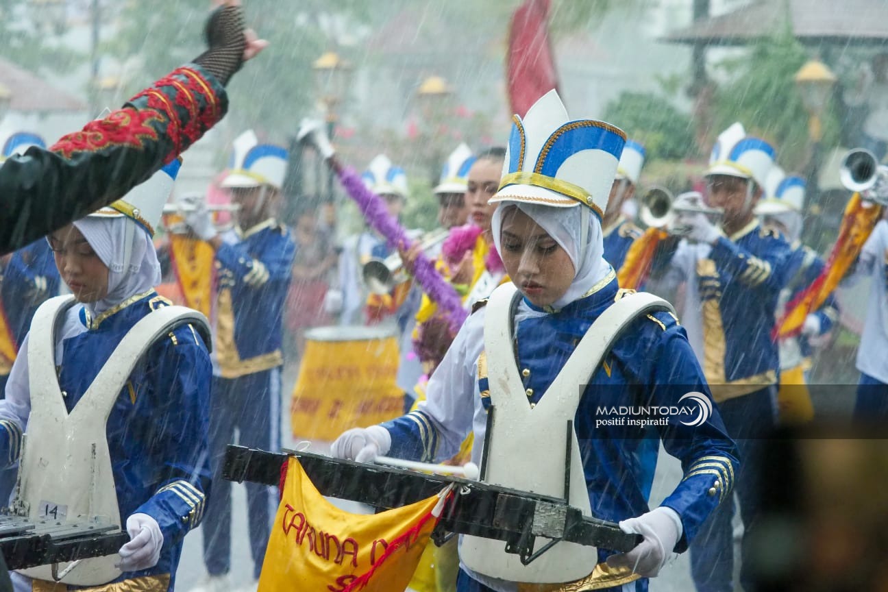 Foto 1 dari 8: Hujan Bukan Halangan, Peserta Parade Senja Tetap Tampil Menawan