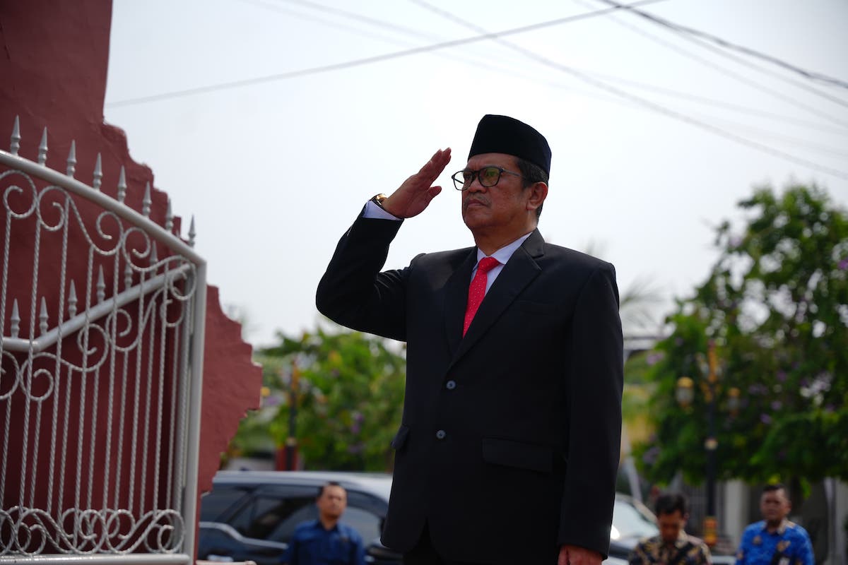 Foto 2 dari 8: Upacara Hari Pahlawan di TMP, Sekda Kota Madiun: Loyalitas ASN Untuk Negara Harus Seperti Pahlawan