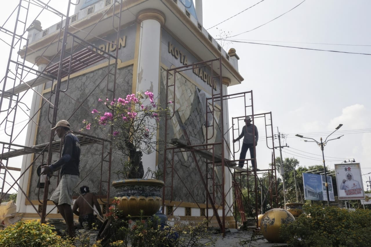 Foto 4 dari 5: Percantik Wajah Gerbang Kota, Pemkot Perbaiki Tugu UKS