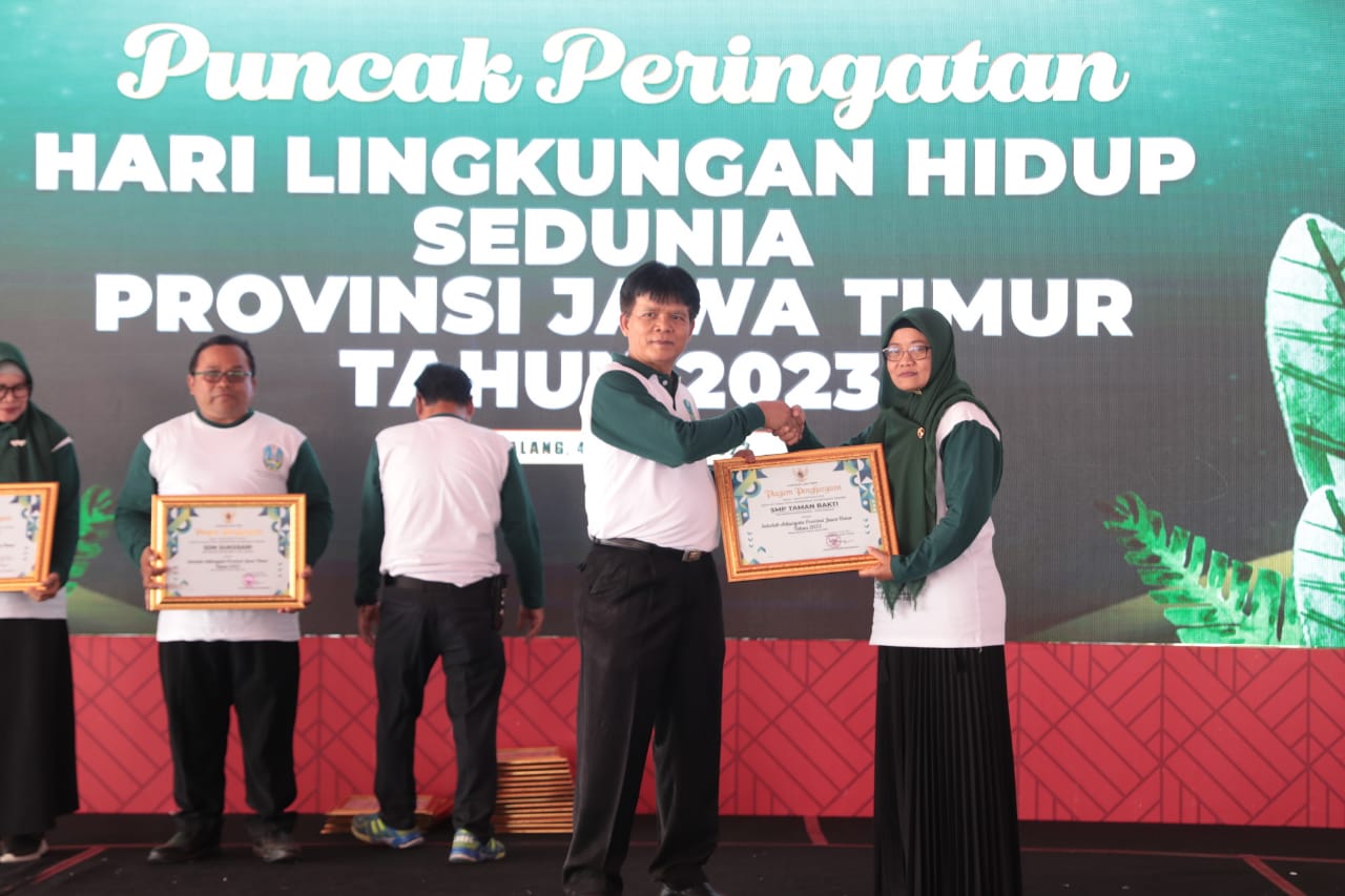 Foto 9 dari 10: Borong Penghargaan 11 Sekolah Raih Adiwiyata tingkat Provinsi, 4 Kelurahan Raih Kelurahan Berseri Tingkat Pratama