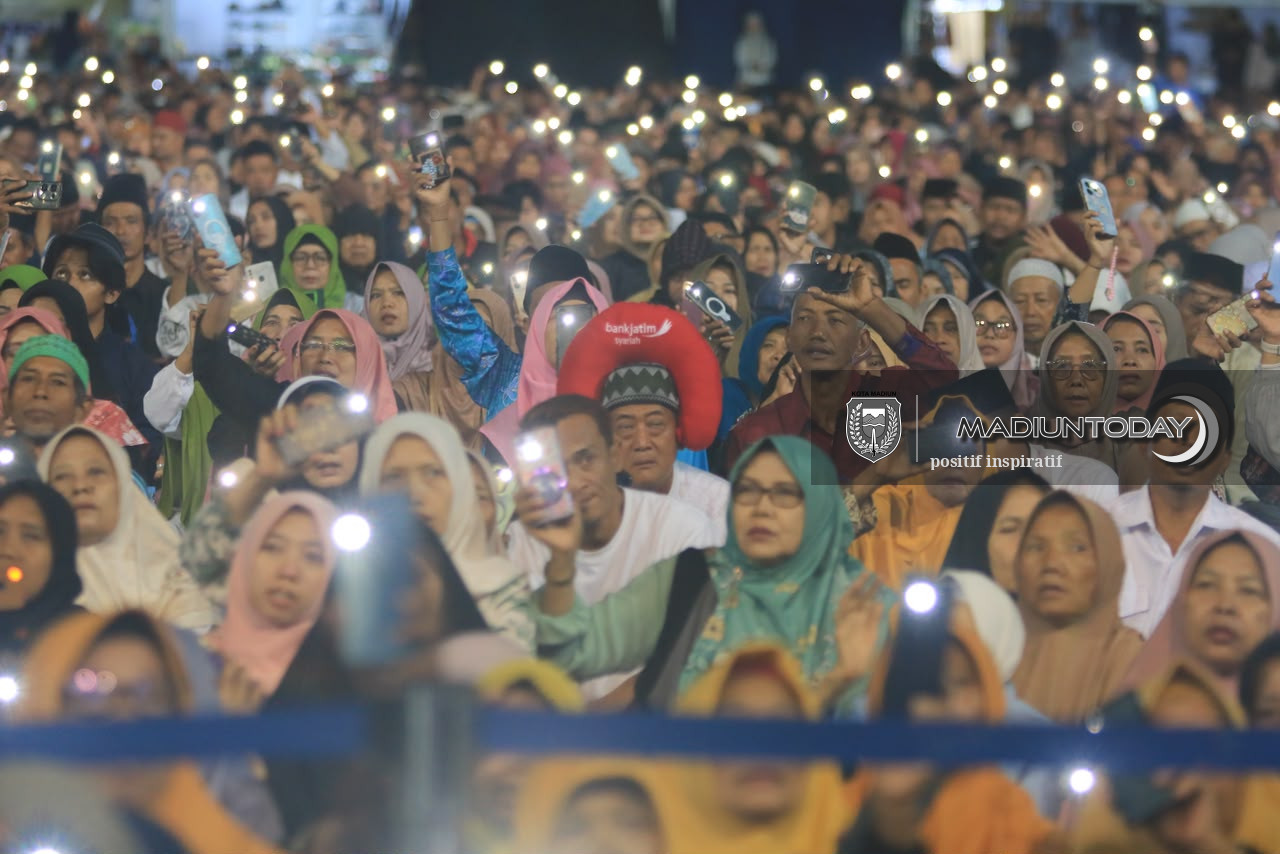 Foto 20 dari 29: Belasan Ribu Jamaah Larut dalam Pengajian Gus Iqdam, Pesan Amanah Menggema di Stadion Wilis