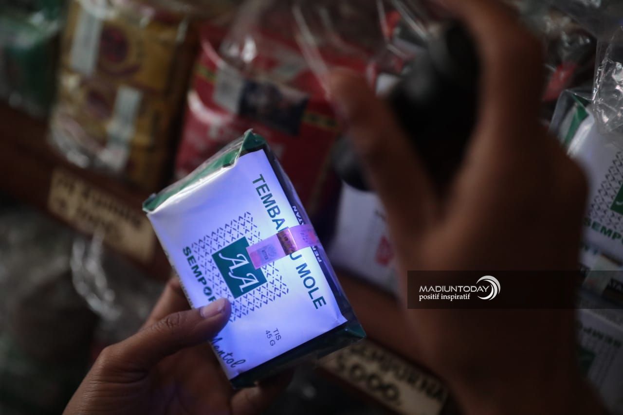 Foto 1 dari 13: Berantas Peredaran Rokok Ilegal, Satpol PP-Bea Cukai dan Tim Gabungan Gelar Razia
