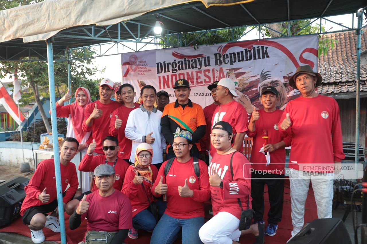 Foto 7 dari 7: Lepas Jalan Santai RW VII Nambangan Lor Wali Kota Pesan Jaga Kekompakan Warga