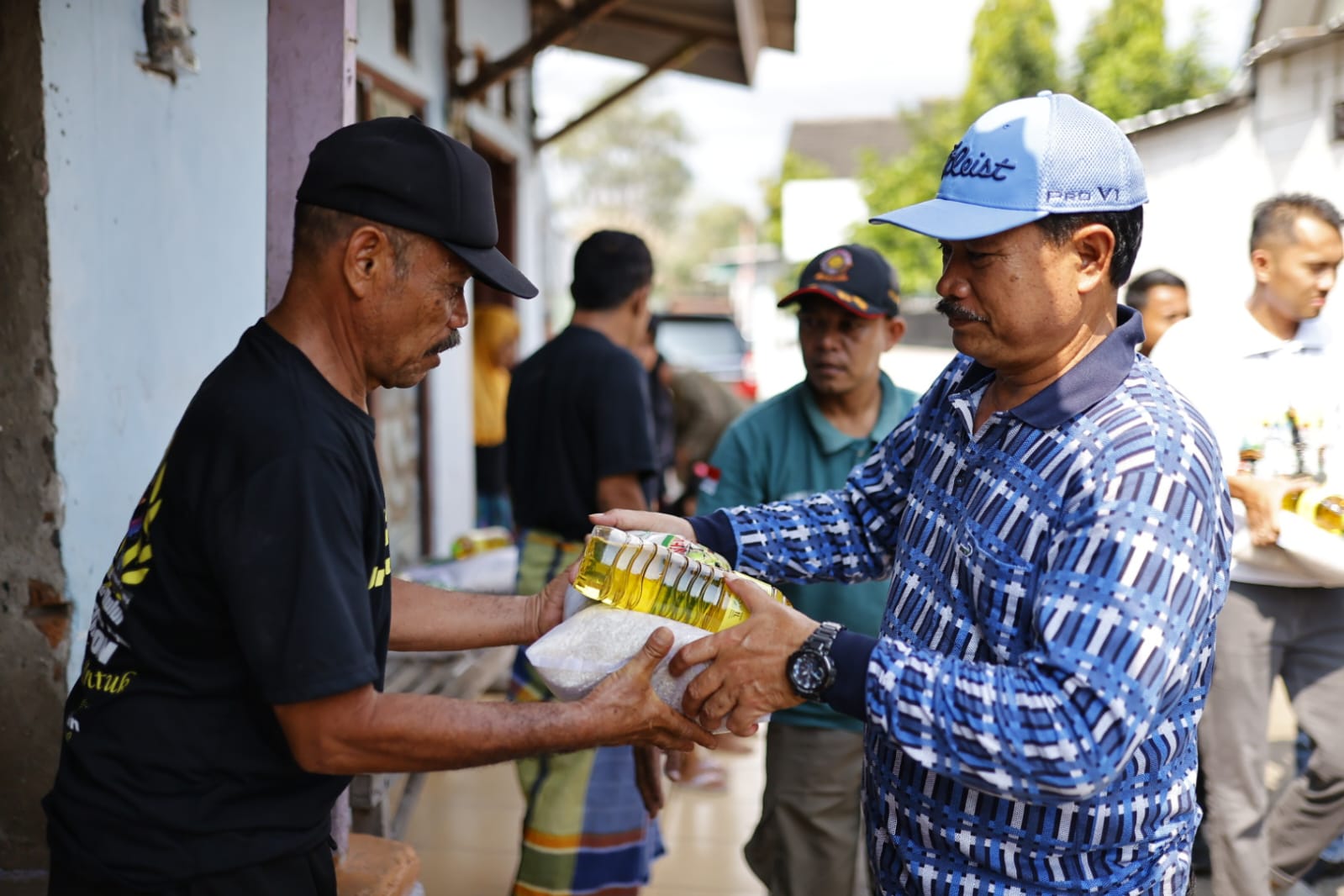 Foto 6 dari 9: Tebarkan Suka Cita, Wali Kota Salurkan Sembako Untuk Warga Kampung Baru Demangan