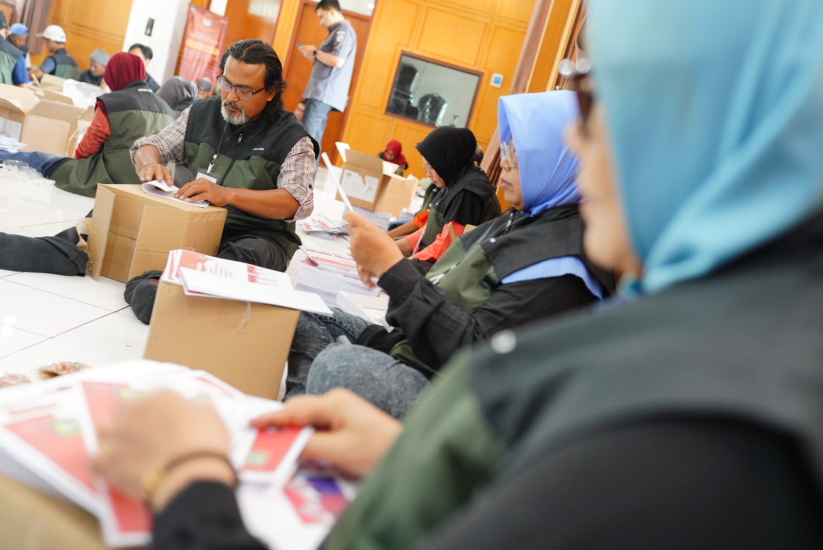 Foto 2 dari 4: Temukan Surat Suara Rusak, KPU Kota Madiun Ajukan Penggantian Ke Penyedia