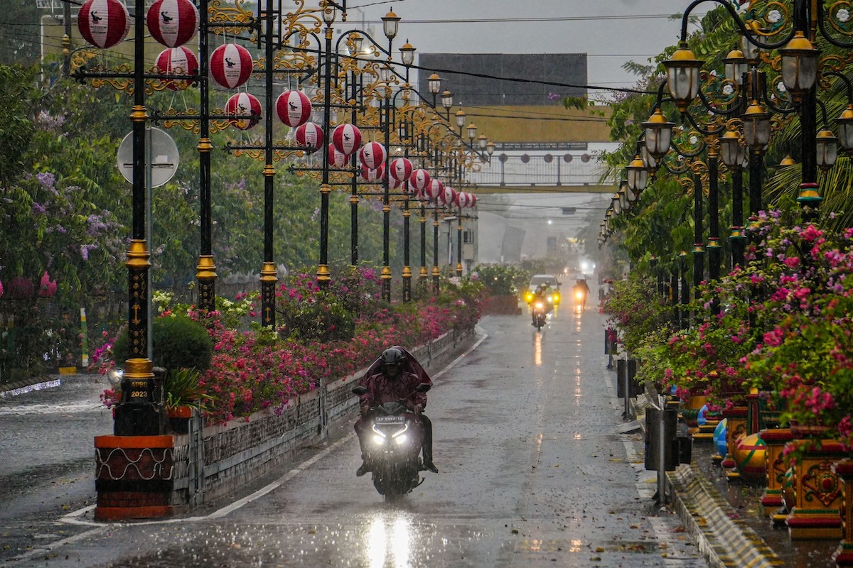 Foto 2 dari 9: Segar! Akhirnya Hujan Guyur Kota Pendekar