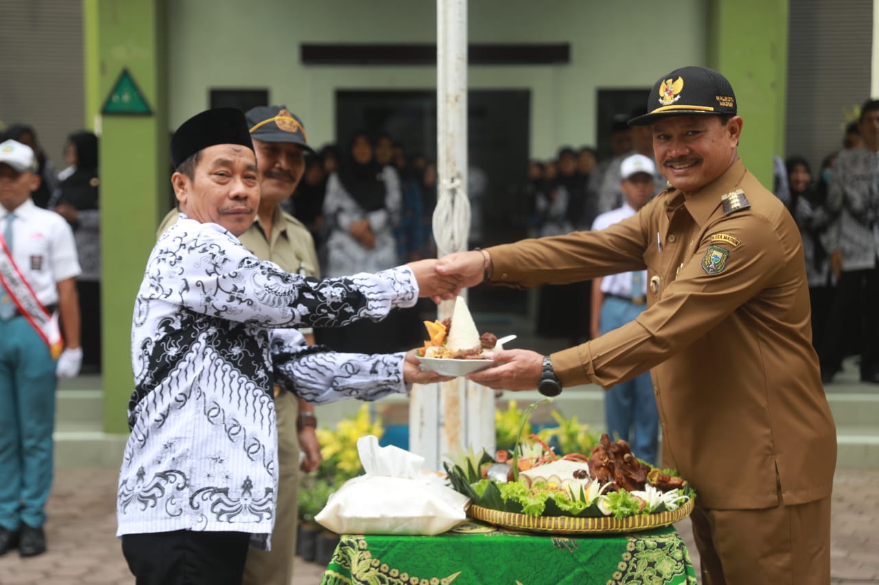 Foto 4 dari 13: Jadi Pembina Upacara di SMKN 3, Wali Kota: Kota Kita Kota Layak Anak, Mari Kita Jaga Bersama