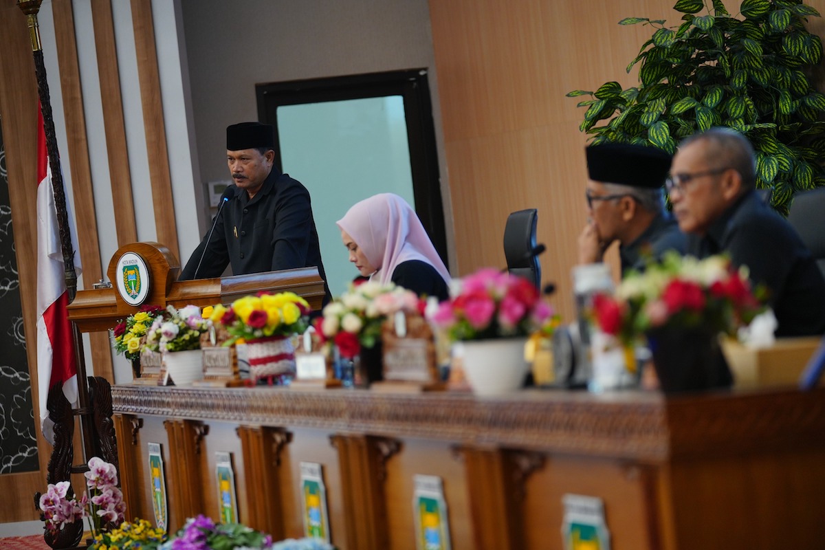 Foto 3 dari 8: Eksekutif-Legislatif Setujui Raperda APBD 2024, Wali Kota : Semua Untuk Masyarakat