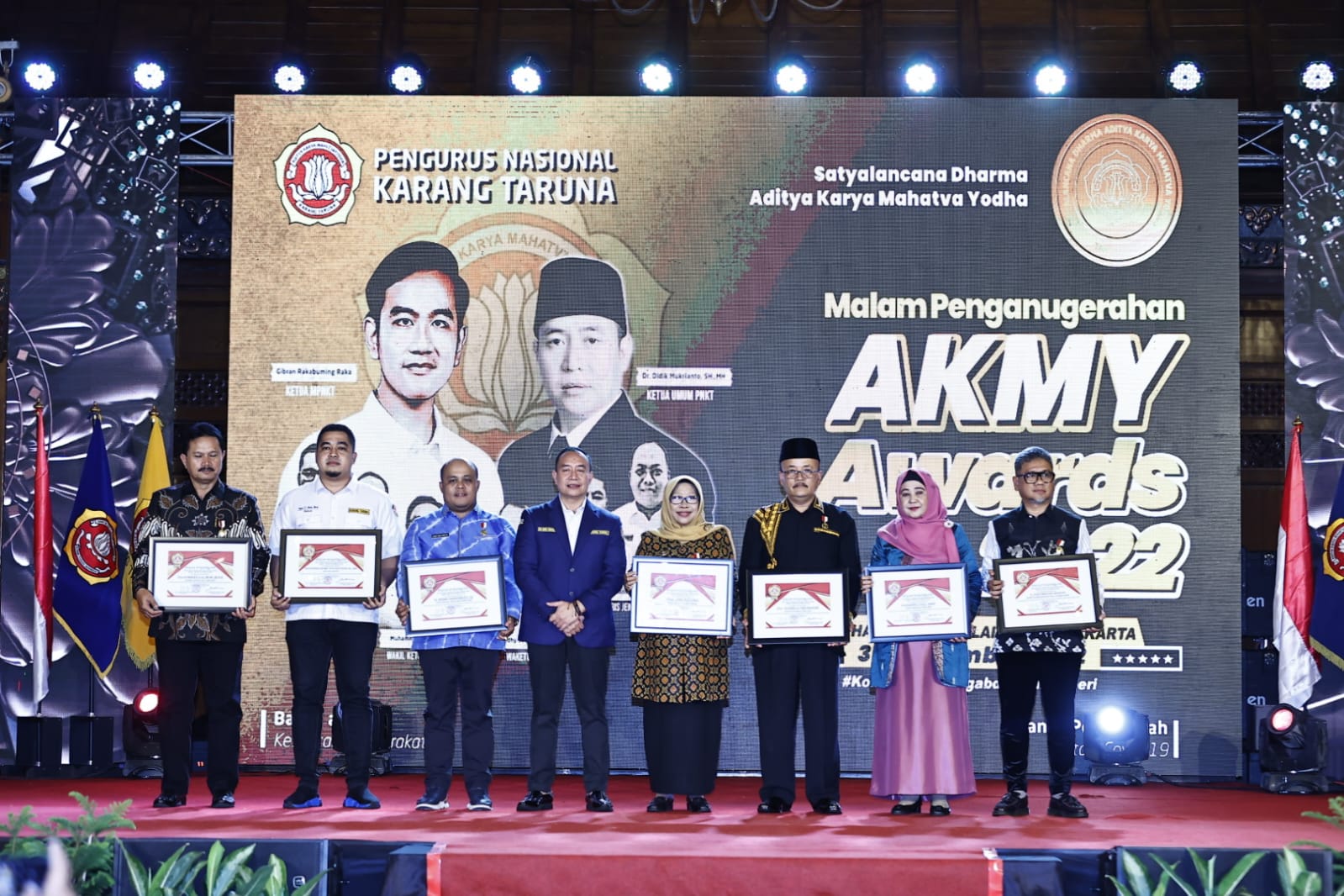 Foto 4 dari 10: Peduli Kaum Pemuda, Wali Kota Diganjar Penghargaan Satyalancana Dharma Aditya Karya Mahatva Yodha