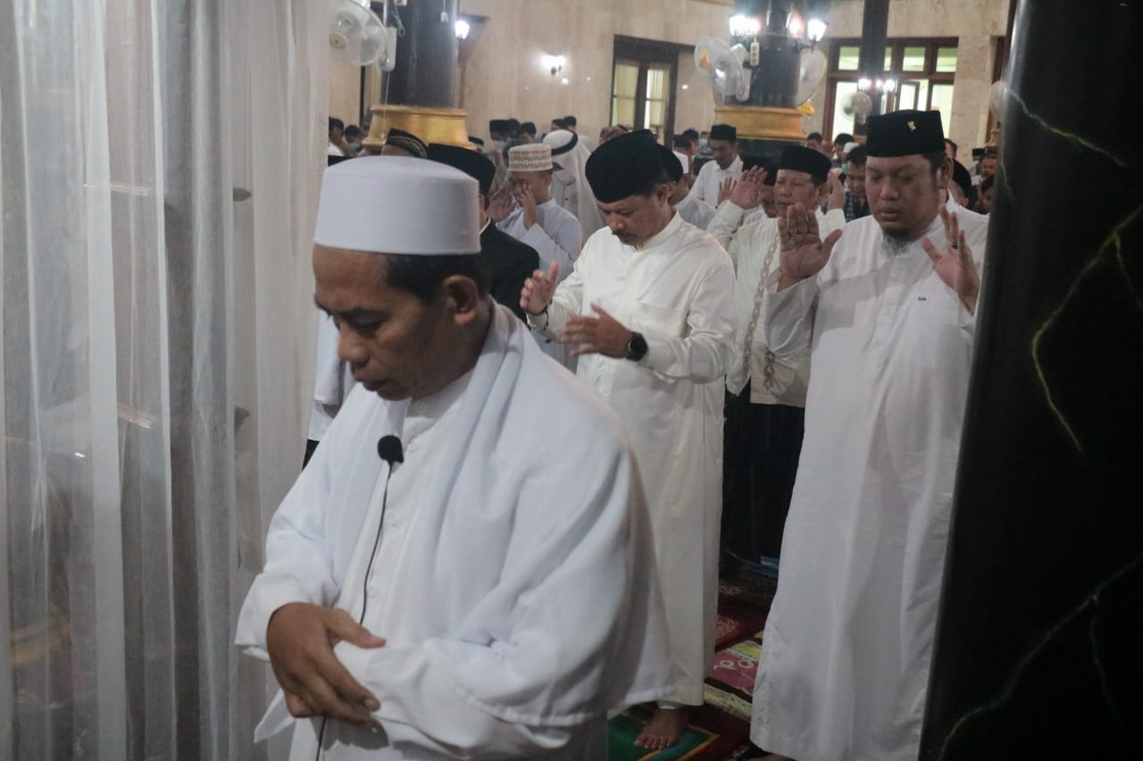 Foto 1 dari 8: Laksanakan Salat Idul Fitri, Wali Kota: Lebaran Kesempatan Untuk Menyampaikan Kekhilafan Diri