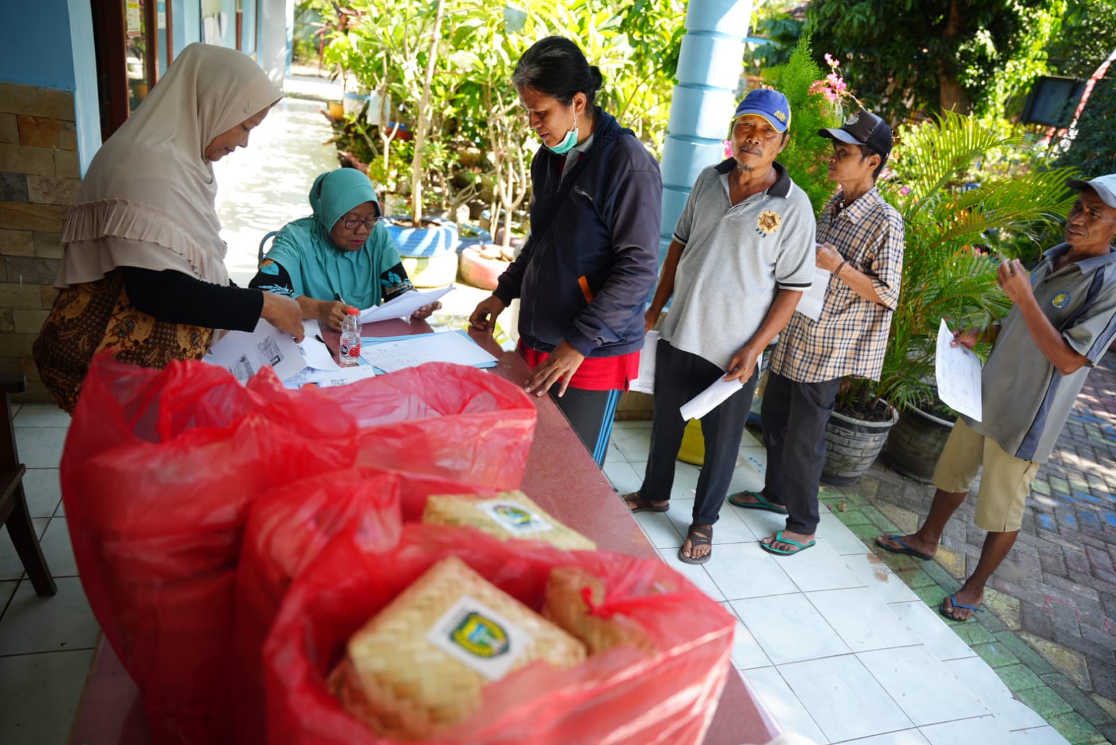Foto 2 dari 4: Berbagi Kebahagiaan Sekaligus Tambah Imun, Pemkot Bagikan Daging Kurban ke Masyarakat Rentan