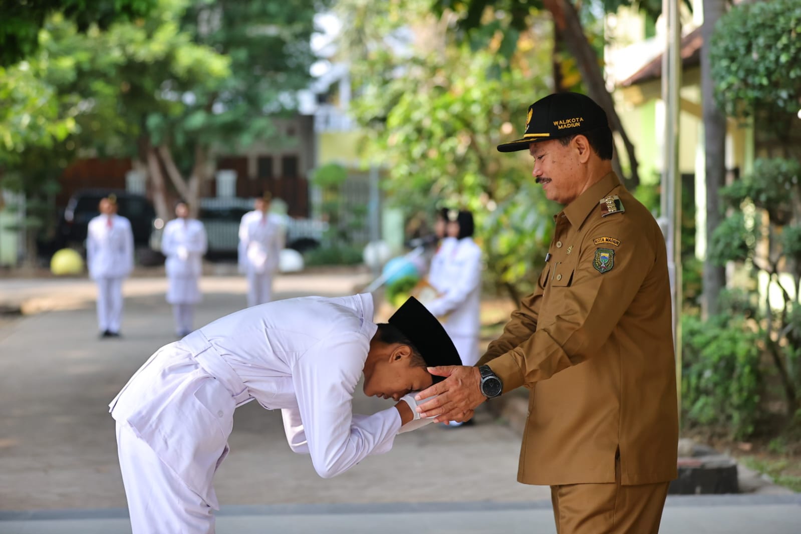 Foto 6 dari 8: Jadi Pembina Upacara di SMAN 6, Wali Kota: Ilmu Pendidikan Akan Menjadi Pelindung ke Depan