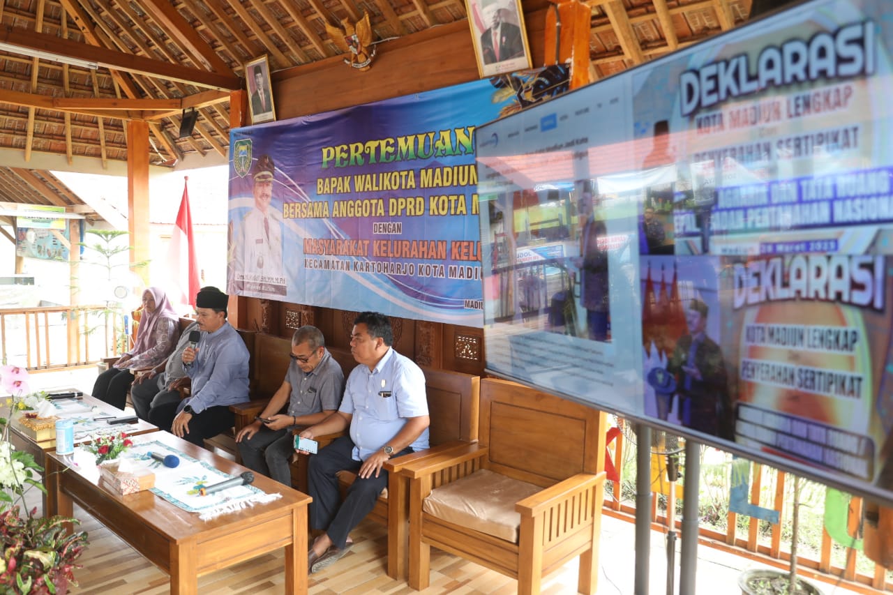 Foto 8 dari 14: Hadiri Pertemuan Dengan DPRD Bersama Warga, Wali Kota Beberkan Upaya Peningkatan Pendidikan