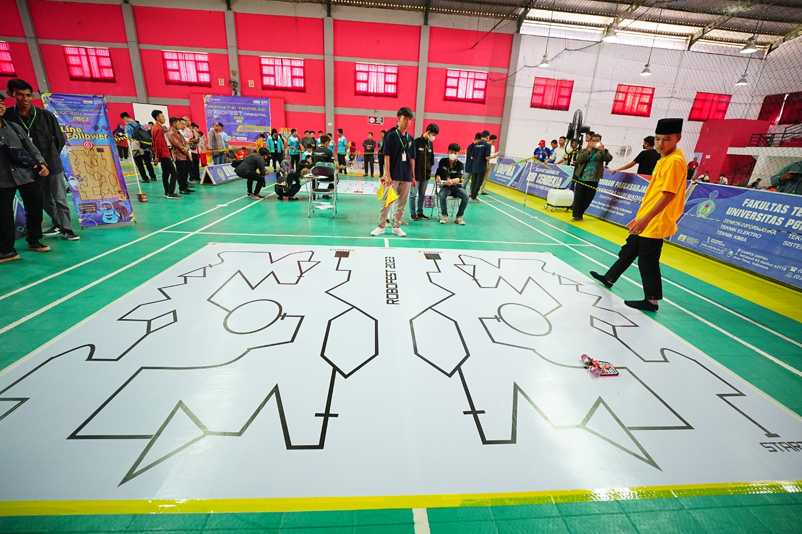 Foto 5 dari 10: Wadahi Pecinta Robot Berkompetisi, UNIPMA Gelar Robofest Nasional 2023