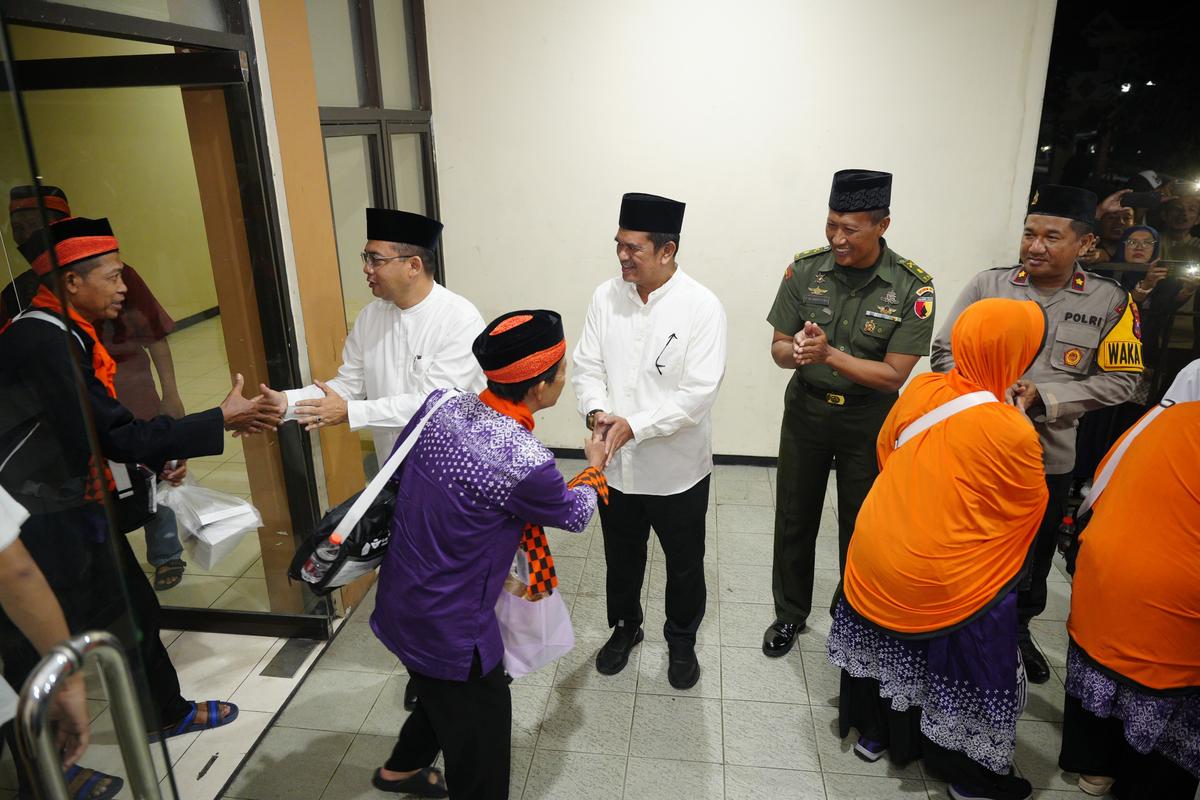 Foto 8 dari 8: Melepas CJH Ke Tanah Suci, Pj. Wali Kota Pesan Jaga Kesehatan
