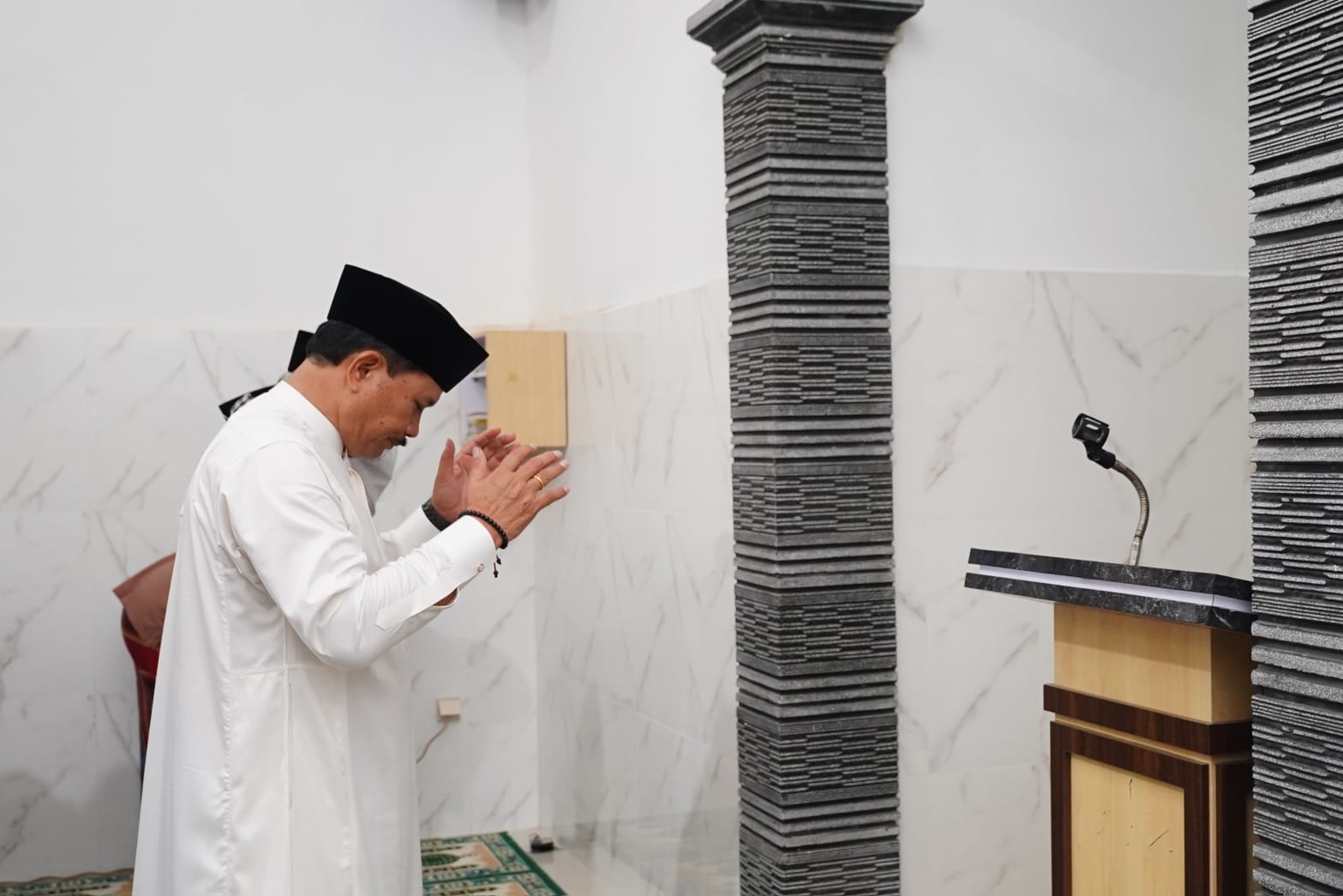 Foto 6 dari 10: Salat Isya di Musala Baiturahim, Wali Kota Salurkan Bantuan Pembangunan Rp 50 Juta