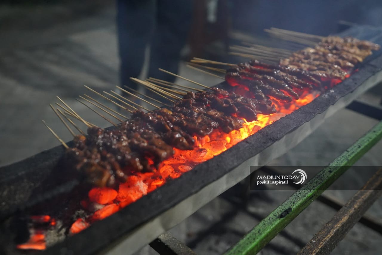 Foto 8 dari 8: 30 Tahun Berjualan, Sate Mbak Rum Makin Ramai Setelah Pindah di Lapak Kelurahan