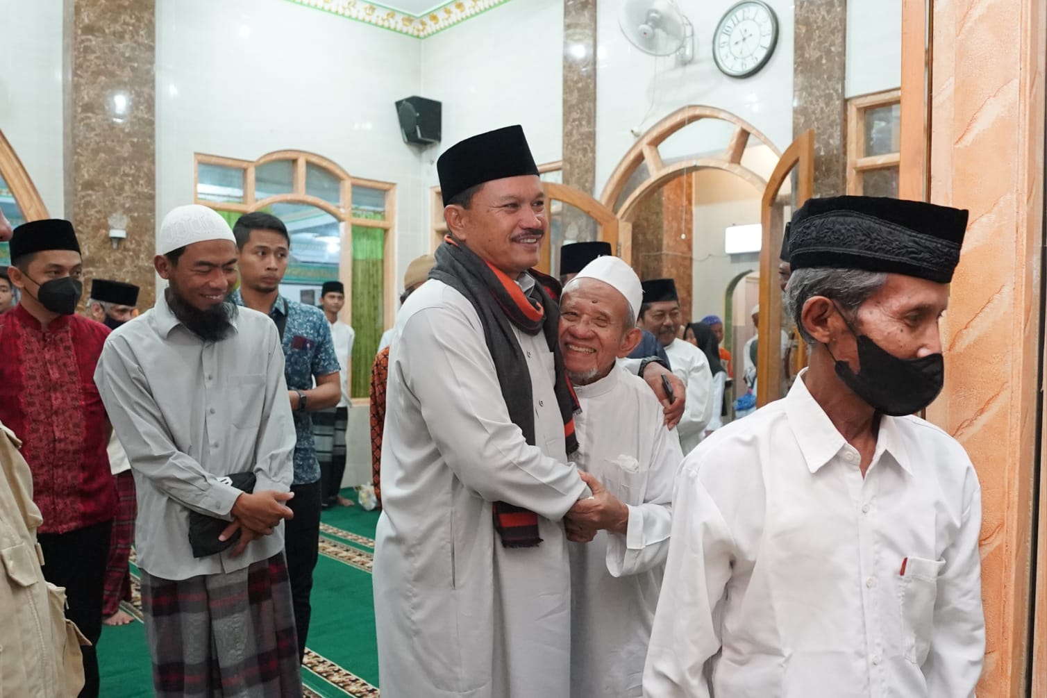 Foto 7 dari 10: Salat Isya di Masjid Al-Furqon, Wali Kota Belanja Masalah Langsung dari Jamaah