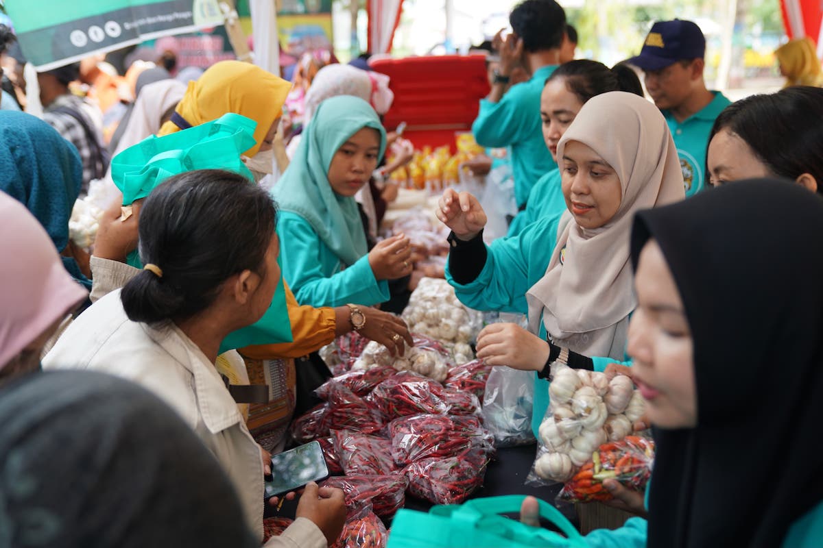 Foto 2 dari 9: Peringati Hari Pangan Sedunia, DKPP-PKK Sediakan 1,5 Ton Beras Murah Untuk Warga