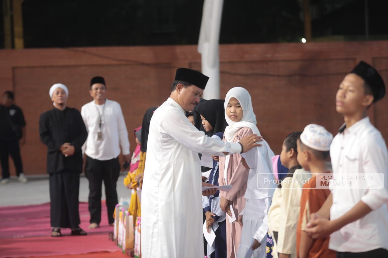 Foto 12 dari 17: Sosialisasi Ketentuan Cukai melalui Musik Religi, Pemkot Hadirkan Opick, Sekaligus Peringatan Hari Santri
