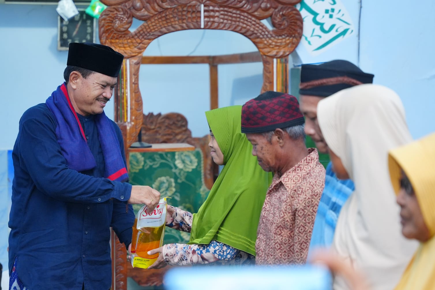 Foto 8 dari 10: Gelar Salat Isya di Masjid Baddal’ul Muttaqin, Wali Kota Sosialisasi Sekaligus Salurkan Bantuan ke Warga