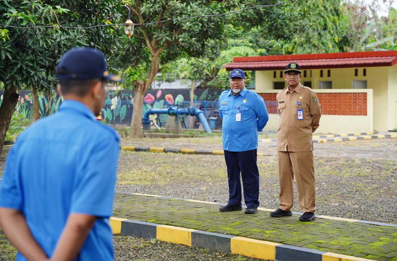 Foto 9 dari 9: Serahkan SK Pensiun Kepada Pegawai PDAM, Wali Kota Pesan Pensiunan Tetap Produktif