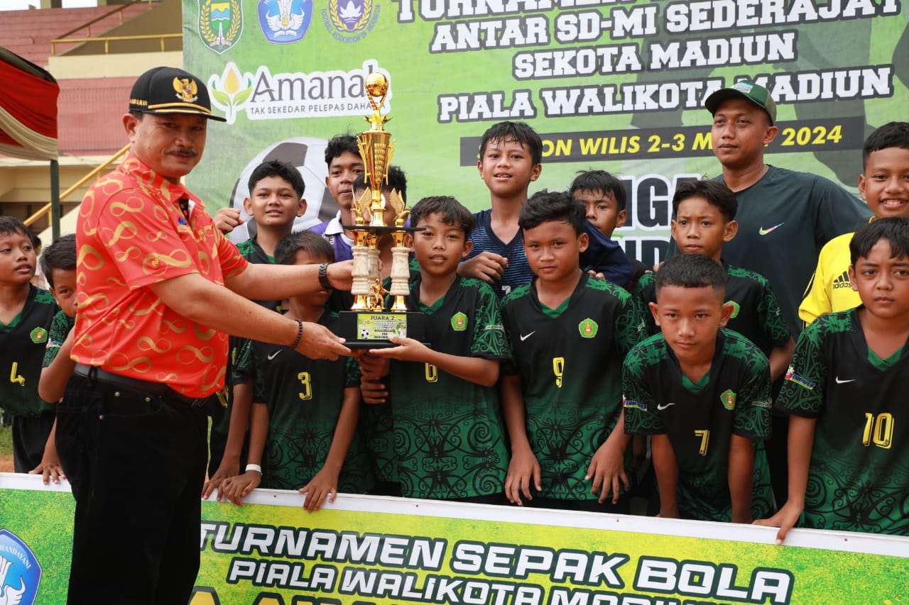 Foto utama berita: Tutup Turnamen Sepak Bola Anak, Wali Kota Serahkan Piala Pemenang