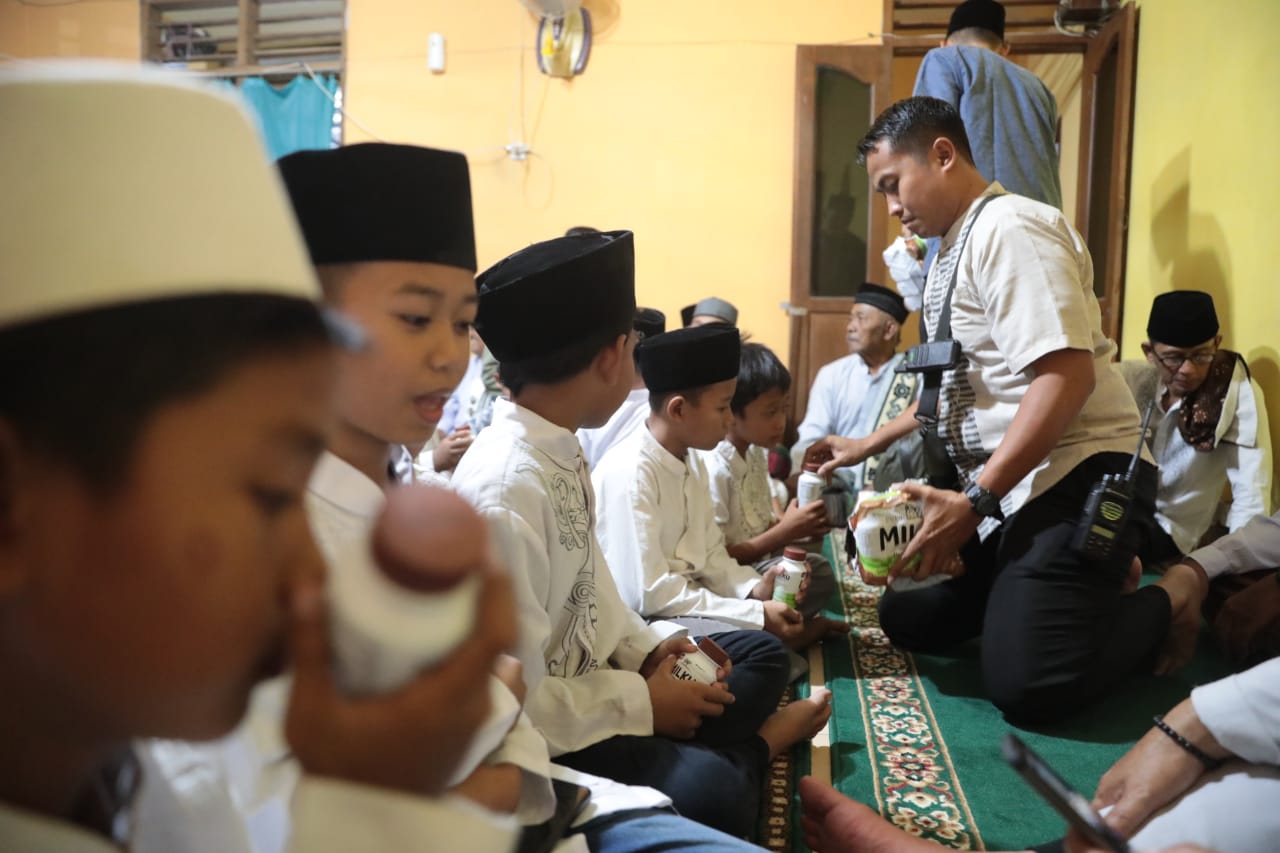 Foto 8 dari 12: Gelar Salat Isya di Masjid Al Hikmah Wali Kota Salurkan Bantuan Pada Musala dan Warga