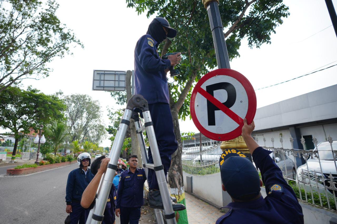 Foto 3 dari 3: Depan Stasiun Wajib Steril Parkir, Pengendara Bisa Parkir di Lahan Selatan Jalan