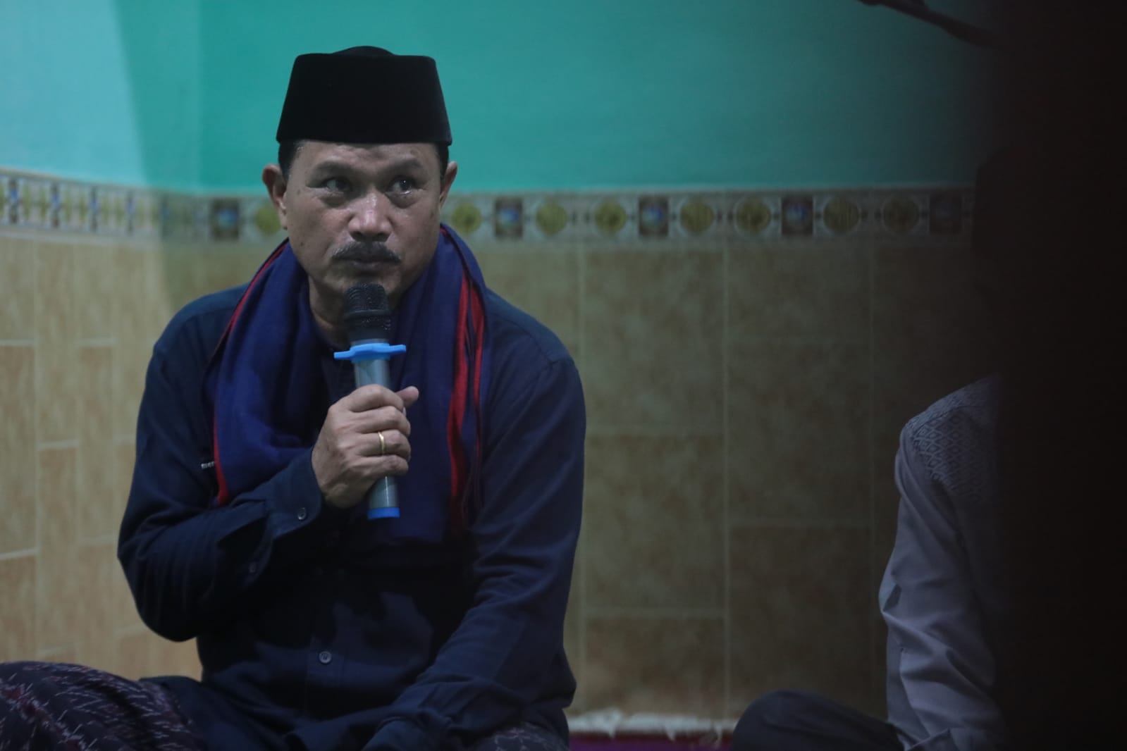 Foto 1 dari 8: Shalat Magrib di Masjid Al Iman, Wali Kota Beri Santunan Hingga Bantuan untuk Pavingisasi
