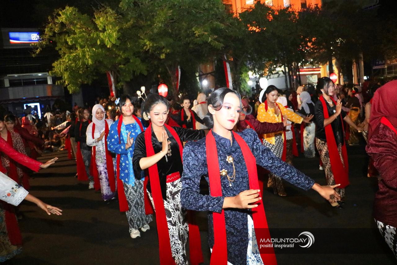 Foto 25 dari 29: 5.000 Peserta Madiun Menari Ukir Sejarah Kota, Sekaligus Jadi Bukti Cinta Masyarakat Untuk Daerahnya
