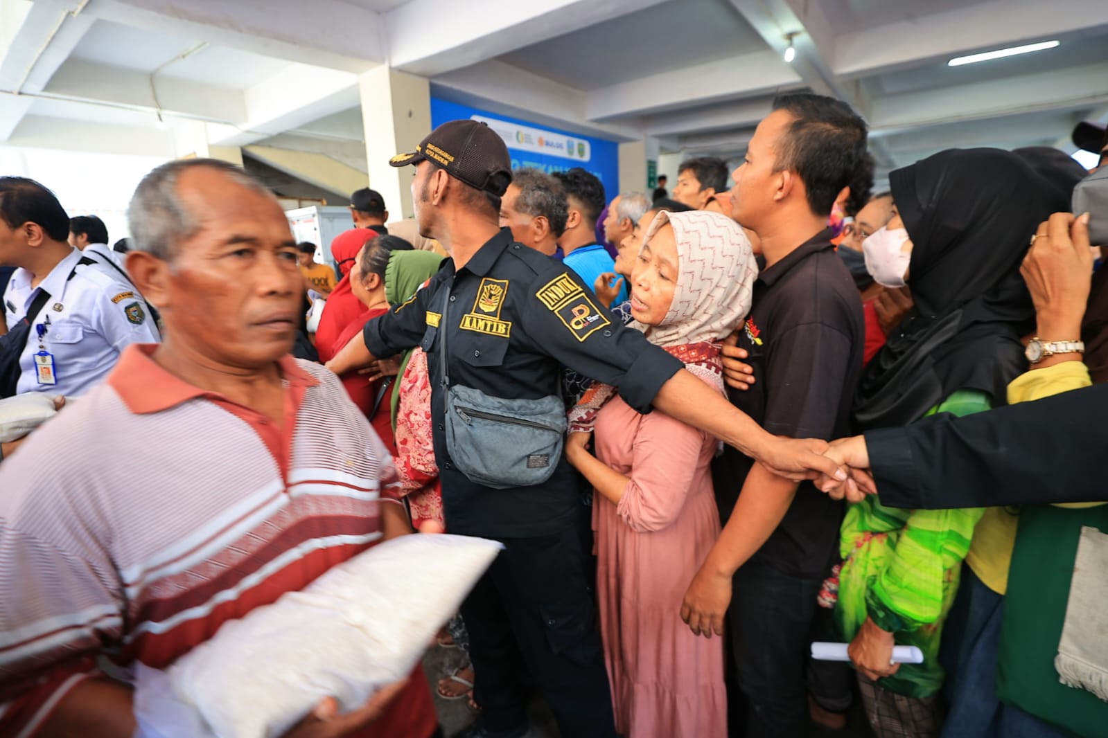 Foto 6 dari 6: Tinjau Program Sembako Murah di PBM, Mendag Gratiskan 500 Paket Beras 5 Kilogram