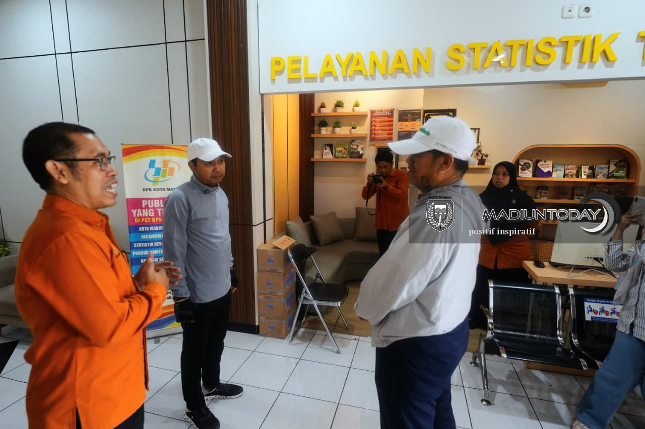 Foto 13 dari 19: Gowes Keliling Kota, Plt Wali Kota Madiun Cek P2L, Data Ekonomi hingga Kebersihan Lingkungan
