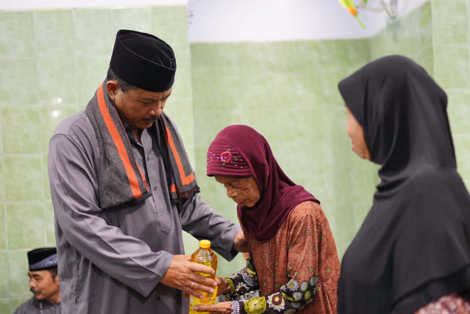 Foto 4 dari 11: Wali Kota Salat Isya di Musala Al Palang, Juga Bersilaturahmi Hingga Salurkan Bantuan