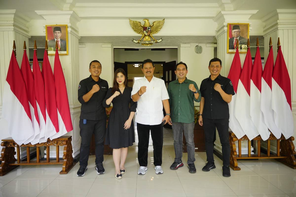 Foto 15 dari 18: Banyak Tamu Ingin Bertemu, Wali Kota Layani Empat Audiensi Sekaligus Secara Bergantian