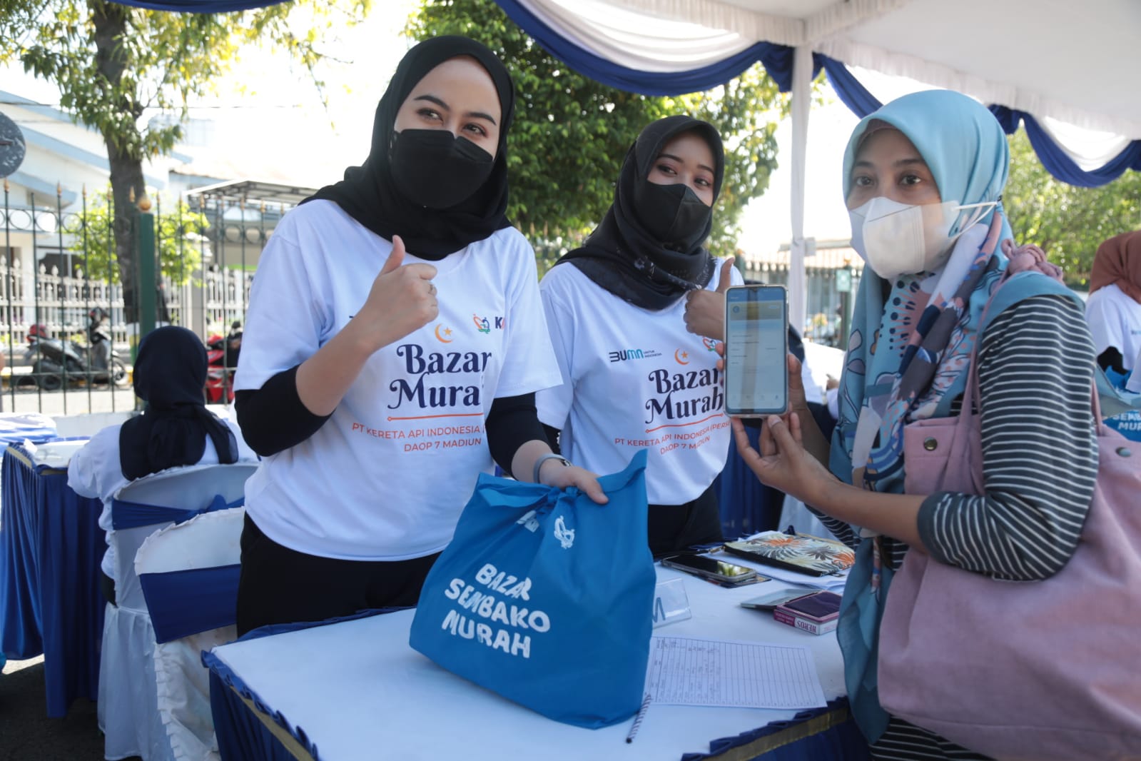 Foto 2 dari 8: PT KAI Daop 7 Gelar Bazar Murah, Cukup Bayar Rp 25 Ribu Bisa Dapat Paket Senilai Rp 75 Ribu