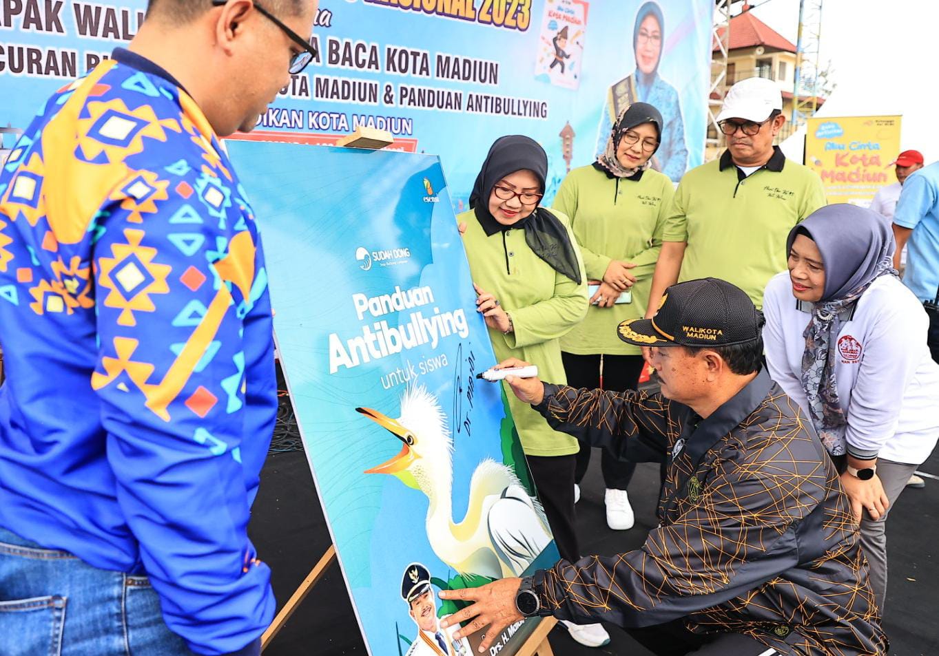 Gelar Senam Ceria Bersama Pendidik Kota Madiun, Wali Kota Luncurkan Buku Panduan Anti Perundungan