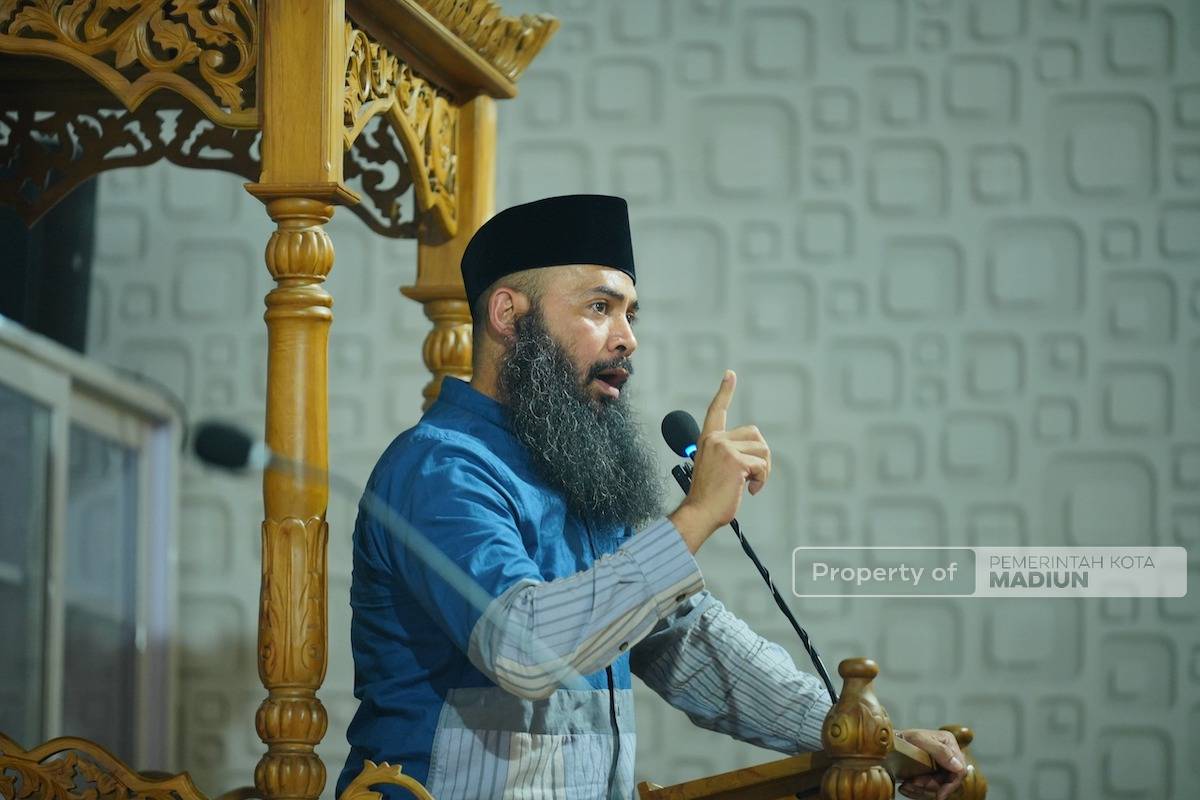 Foto 2 dari 9: Ada Ustaz Syafiq Riza Basalamah di Masjid Samsul Huda, Wali Kota Maidi Harap Sering Datang ke Kota Madiun