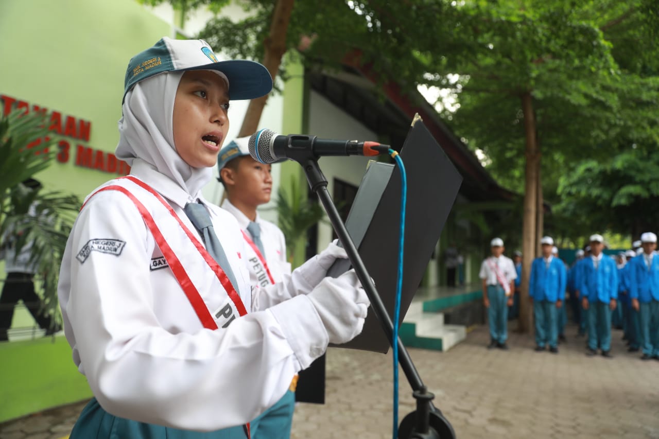 Foto 6 dari 13: Jadi Pembina Upacara di SMKN 3, Wali Kota: Kota Kita Kota Layak Anak, Mari Kita Jaga Bersama