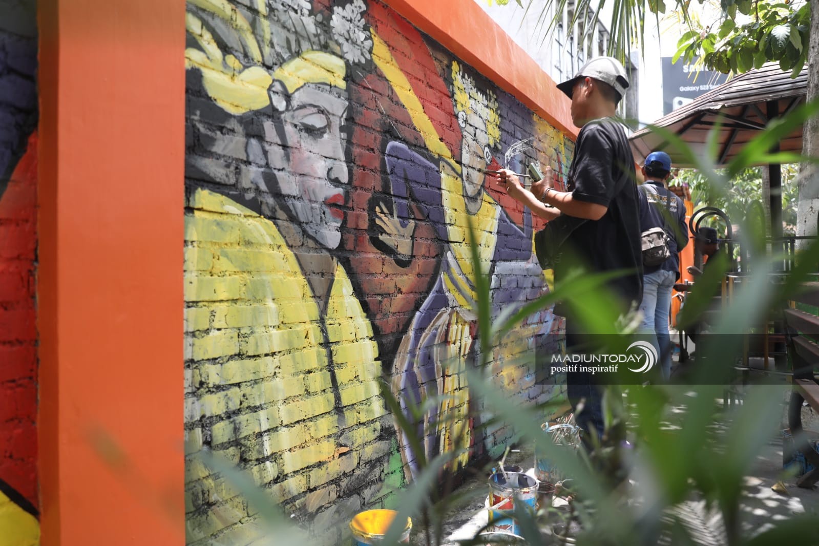 Foto 4 dari 8: Tim Kreatif DLH Hias Tembok Kusam Di PSC