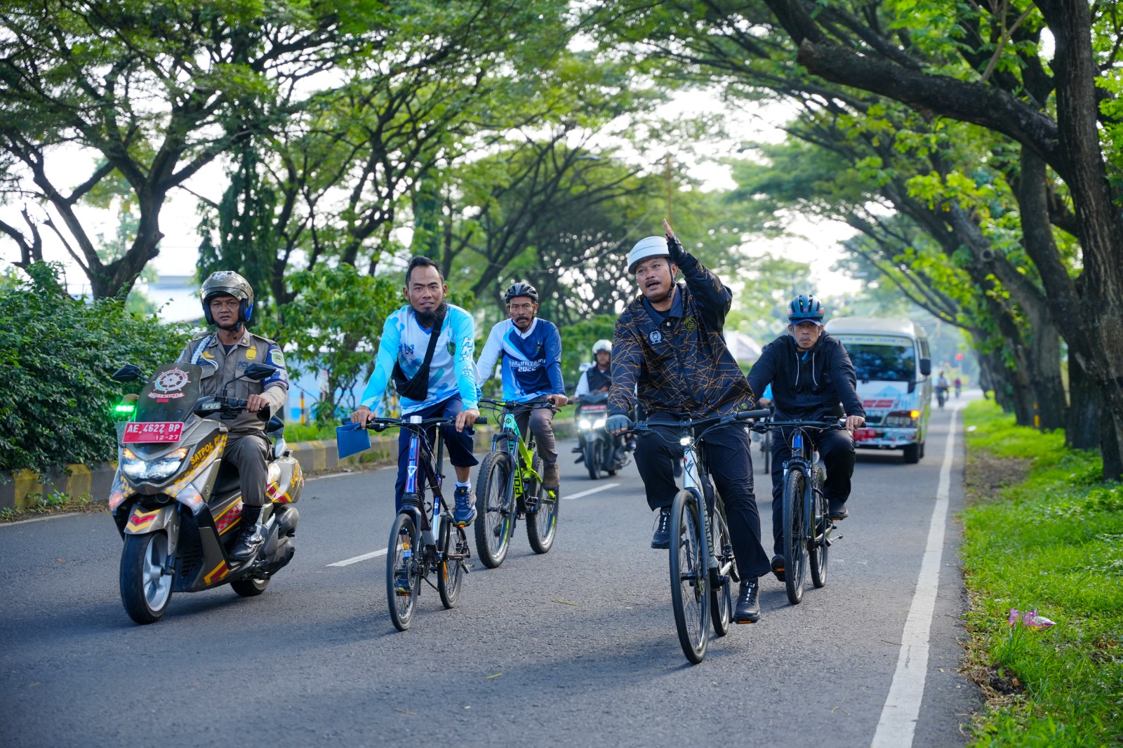 Foto 8 dari 10: Gowes Kota Kita di Ngegong, Wali Kota Silaturahmi Sekaligus Serap Aspirasi Masyarakat
