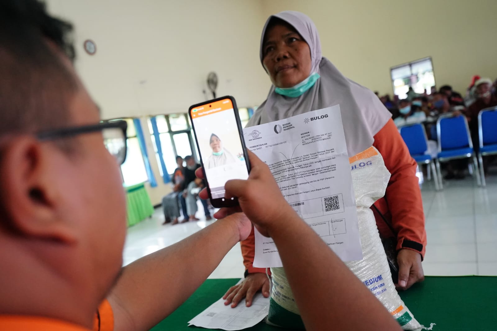 Foto 3 dari 10: Tekan Lonjakan Harga Bahan Pokok Jelang Lebaran, Pemerintah Salurkan Bantuan Pangan Bagi Masyarakat