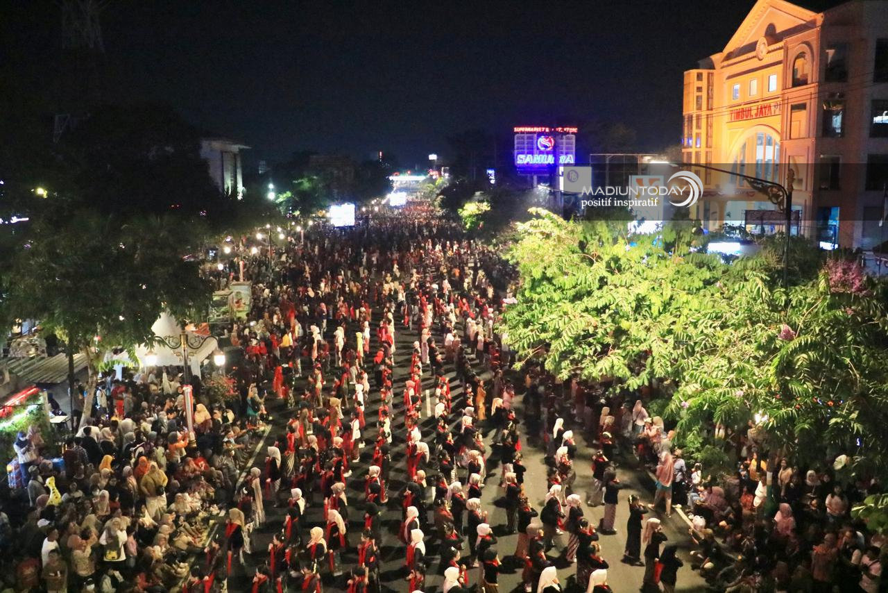 Foto 23 dari 29: 5.000 Peserta Madiun Menari Ukir Sejarah Kota, Sekaligus Jadi Bukti Cinta Masyarakat Untuk Daerahnya
