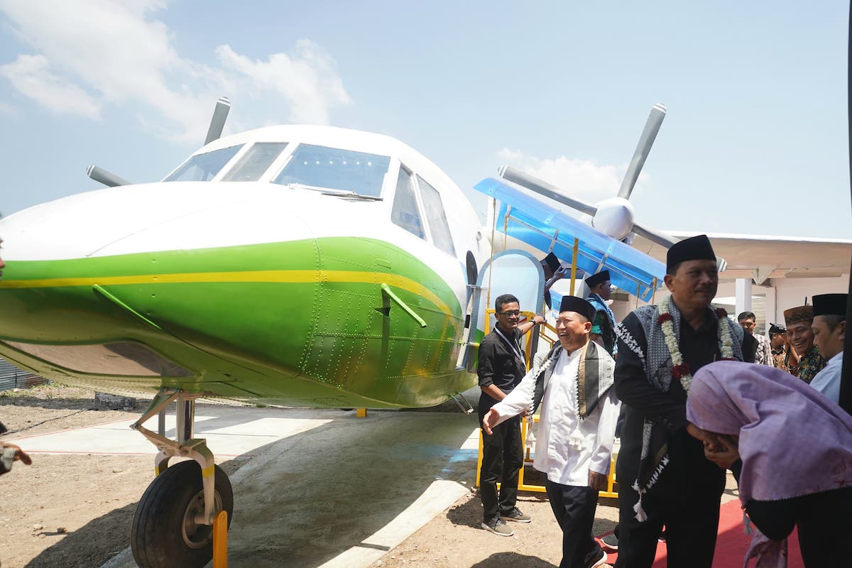 Foto 8 dari 9: Resmikan Pesawat Ma'had Aisyah Ummul Mukminin, Wali Kota Harap Jadi Pendukung Program Generasi Emas 2045