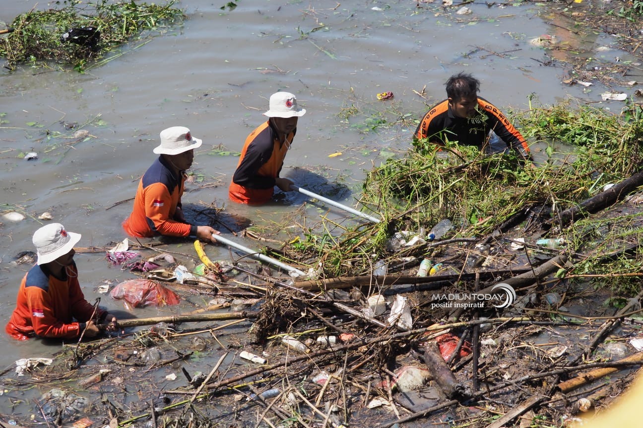 Foto 5 dari 8: Antisipasi Musim Penghujan, BPBD Bersih-Bersih Kali Piring
