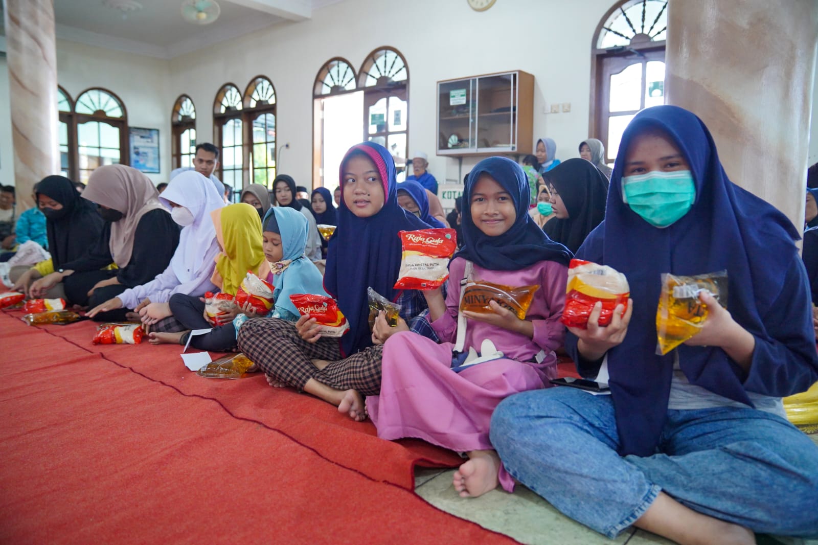 Foto 6 dari 10: Wali Kota Salurkan Tali Asih hingga Tawarkan Mabour untuk Ibu-Ibu Pengajian