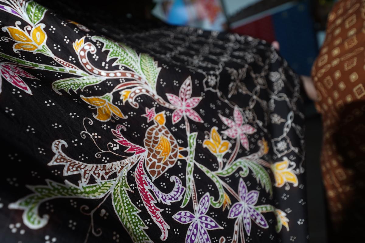 Foto 1 dari 5: Bercerita Kekhasan Kota Lewat Dua Motif Mempesona, Veronika Sukses Kenalkan Batik Hingga Mendunia